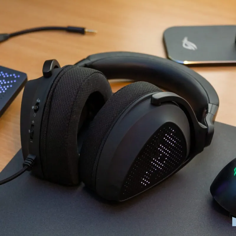 sus-rog-delta-s-animate-headset-anime-matrix-led-display-hi-res-usb-c-pc-mac-ps5-switch-y-mobile (4).webp